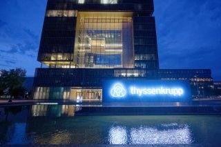 A l'échelle du groupe, et en raison de l'échec de la fusion sidérurgique avec son concurrent indien Tata, un veto de la Commission européenne étant attendu, Thyssenkrupp prévoit de supprimer 6000 emplois au total au cours des trois prochaines années. KEYSTONE/DPA/HENNING KAISER